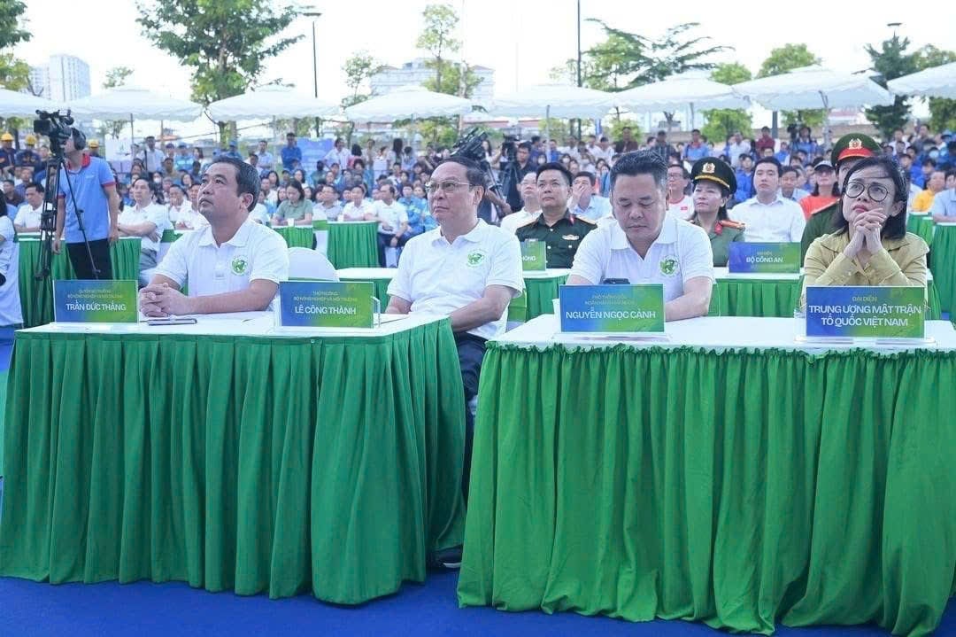 Bộ Nông nghiệp và Môi trường phối hợp với UBND thành phố Hà Nội tổ chức thành công Lễ phát động Toàn dân tham gia bảo vệ môi trường vì một Việt Nam sáng - xanh - sạch - đẹp sáng 23/8. Ảnh: BTC. Bộ Nông nghiệp và Môi trường phối hợp với UBND thành phố Hà Nội tổ chức thành công Lễ phát động Toàn dân tham gia bảo vệ môi trường vì một Việt Nam sáng - xanh - sạch - đẹp sáng 23/8. Ảnh: BTC.