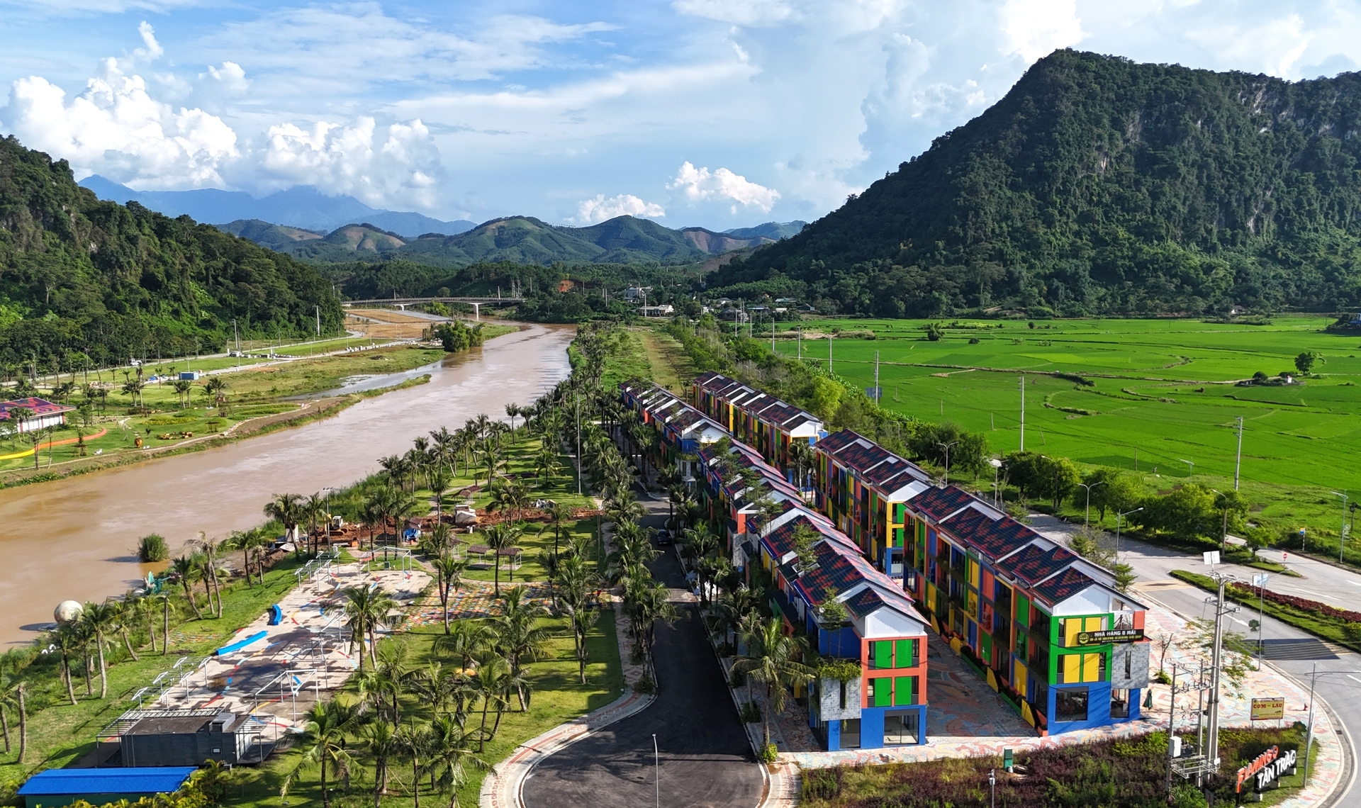 Tháng 7/2025, ba xã Tân Trào, Kim Quan và Trung Yên, những địa danh đã khắc sâu trong trang sử chiến khu ATK huyền thoại của tỉnh Tuyên Quang đã hòa chung thành một xã Tân Trào mới. Mở rộng cả quy mô diện tích và dân số sẽ là nền tảng để xã Tân Trào mới vươn lên phát triển. Tháng 7/2025, ba xã Tân Trào, Kim Quan và Trung Yên, những địa danh đã khắc sâu trong trang sử chiến khu ATK huyền thoại của tỉnh Tuyên Quang đã hòa chung thành một xã Tân Trào mới. Mở rộng cả quy mô diện tích và dân số sẽ là nền tảng để xã Tân Trào mới vươn lên phát triển.