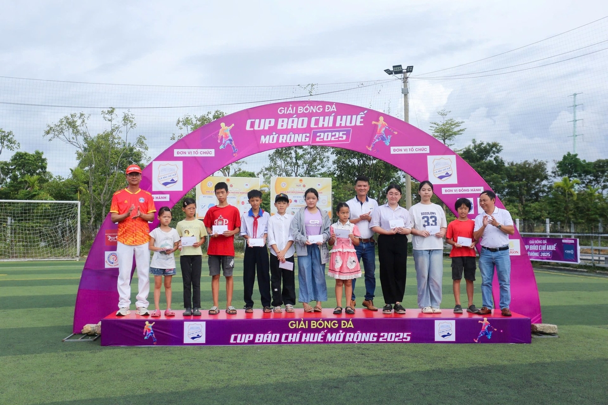 Ban Tổ chức trao quà cho học sinh nghèo vượt khó trên địa bàn TP Huế. Ảnh: Hoài Nhân. Ban Tổ chức trao quà cho học sinh nghèo vượt khó trên địa bàn TP Huế. Ảnh: Hoài Nhân.