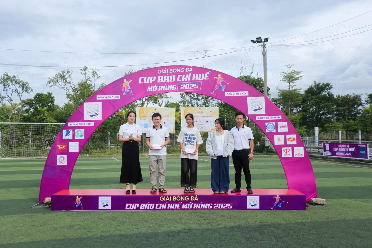 Ban Tổ chức trao quà cho học sinh nghèo vượt khó trên địa bàn TP Huế. Ảnh: Hoài Nhân. Ban Tổ chức trao quà cho học sinh nghèo vượt khó trên địa bàn TP Huế. Ảnh: Hoài Nhân.
