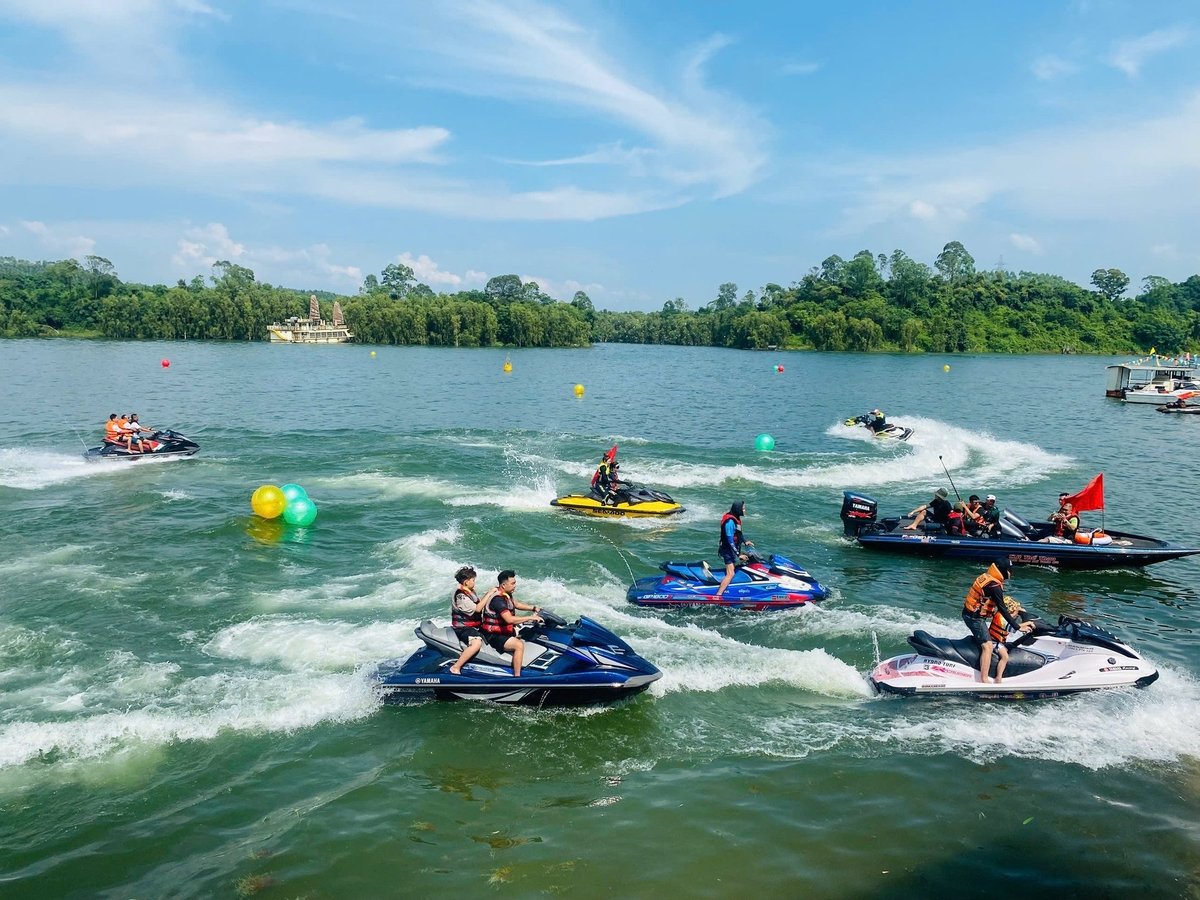 Màn trình diễn mô tô nước (jetski) chuyên nghiệp, có 50 vận động viên đến từ các câu lạc bộ ở các tỉnh khác nhau. Ảnh: Đức Thành. Màn trình diễn mô tô nước (jetski) chuyên nghiệp, có 50 vận động viên đến từ các câu lạc bộ ở các tỉnh khác nhau. Ảnh: Đức Thành.