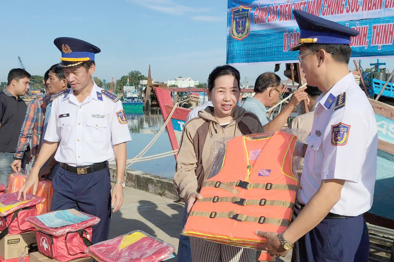 Ngư dân Đồng Tháp trúng mùa đánh bắt hải sản, chấp hành nghiêm quy định IUU. Ảnh: CTV. Ngư dân Đồng Tháp trúng mùa đánh bắt hải sản, chấp hành nghiêm quy định IUU. Ảnh: CTV.