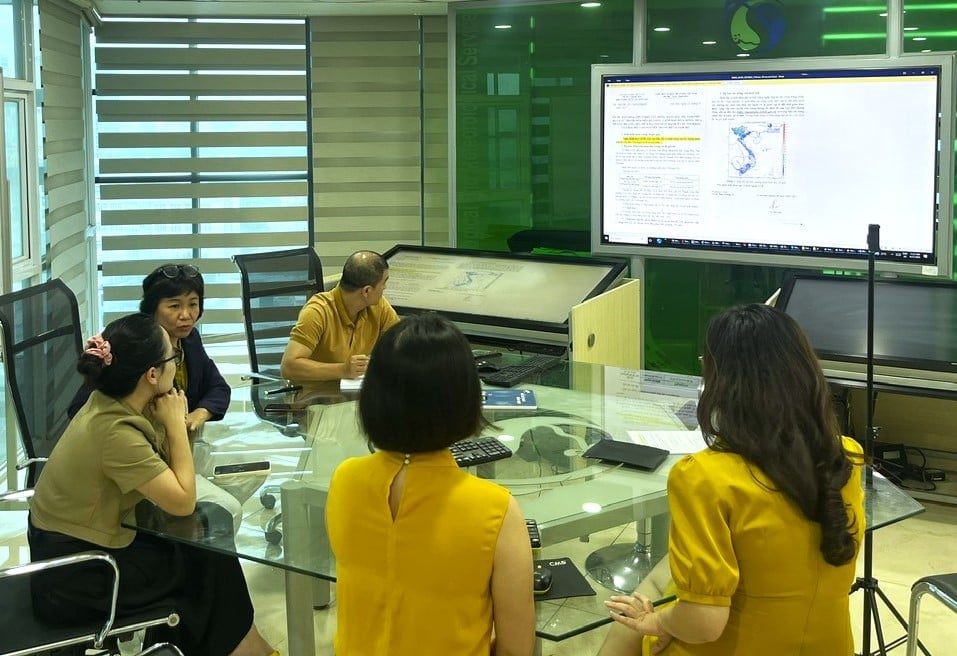 Một phiên thảo luận dự báo mưa lớn. Ảnh: Trung Nguyên. Một phiên thảo luận dự báo mưa lớn. Ảnh: Trung Nguyên.