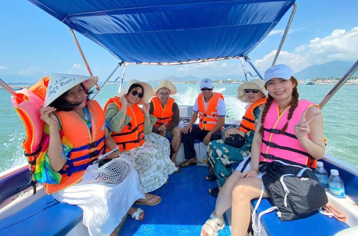 Khánh Hòa sẽ thu phí đối với du khách tham quan, du lịch di chuyển bằng phương tiện thủy nội địa trên những vùng biển, đảo nằm trong ranh giới vịnh Nha Trang (ngoài các phân khu bảo vệ nghiêm ngặt). Ảnh: PC. Khánh Hòa sẽ thu phí đối với du khách tham quan, du lịch di chuyển bằng phương tiện thủy nội địa trên những vùng biển, đảo nằm trong ranh giới vịnh Nha Trang (ngoài các phân khu bảo vệ nghiêm ngặt). Ảnh: PC.