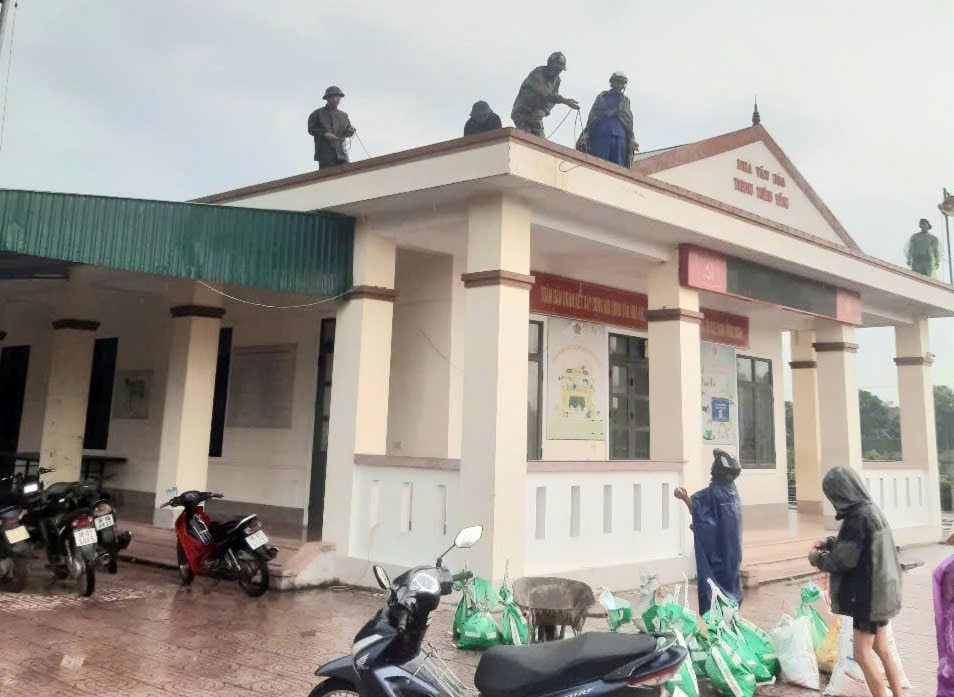 Một bộ phận khác đang tập trung gia cố công trình công cộng, nhà cửa của người dân trước khi bão đổ bộ. Một bộ phận khác đang tập trung gia cố công trình công cộng, nhà cửa của người dân trước khi bão đổ bộ.