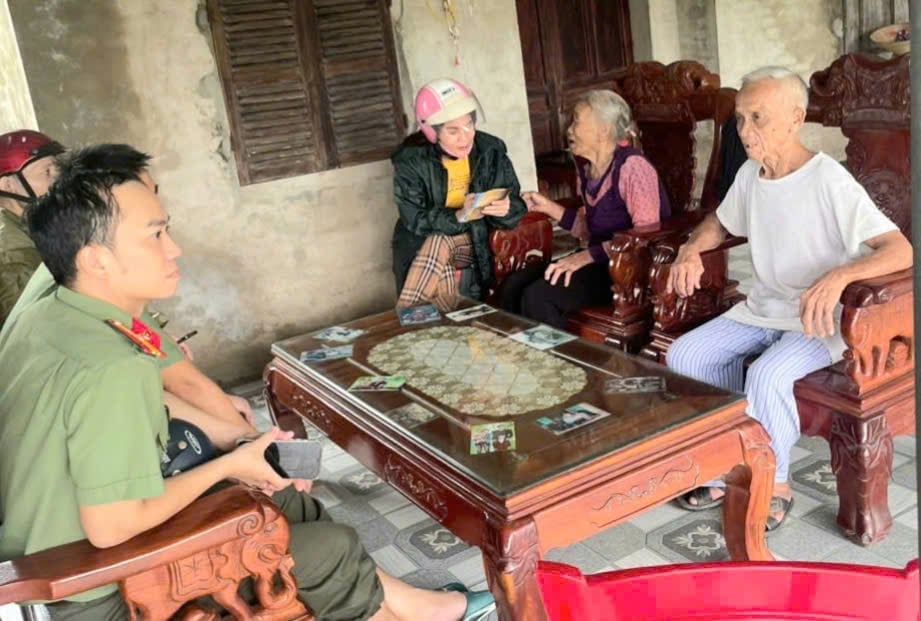 Theo kế hoạch đã định, bắt đầu từ 14h hàng trăm cán bộ, chiến sỹ các lực lượng: Bộ đội Biên phòng, Bộ chỉ huy quân sự, Công an, tổ chức đoàn thể các xã Tiên Điền, Cổ Đạm, Đan Hải, tỉnh Hà Tĩnh bắt tay di dời người dân đến các địa điểm tập trung để tránh trú. Theo kế hoạch đã định, bắt đầu từ 14h hàng trăm cán bộ, chiến sỹ các lực lượng: Bộ đội Biên phòng, Bộ chỉ huy quân sự, Công an, tổ chức đoàn thể các xã Tiên Điền, Cổ Đạm, Đan Hải, tỉnh Hà Tĩnh bắt tay di dời người dân đến các địa điểm tập trung để tránh trú.