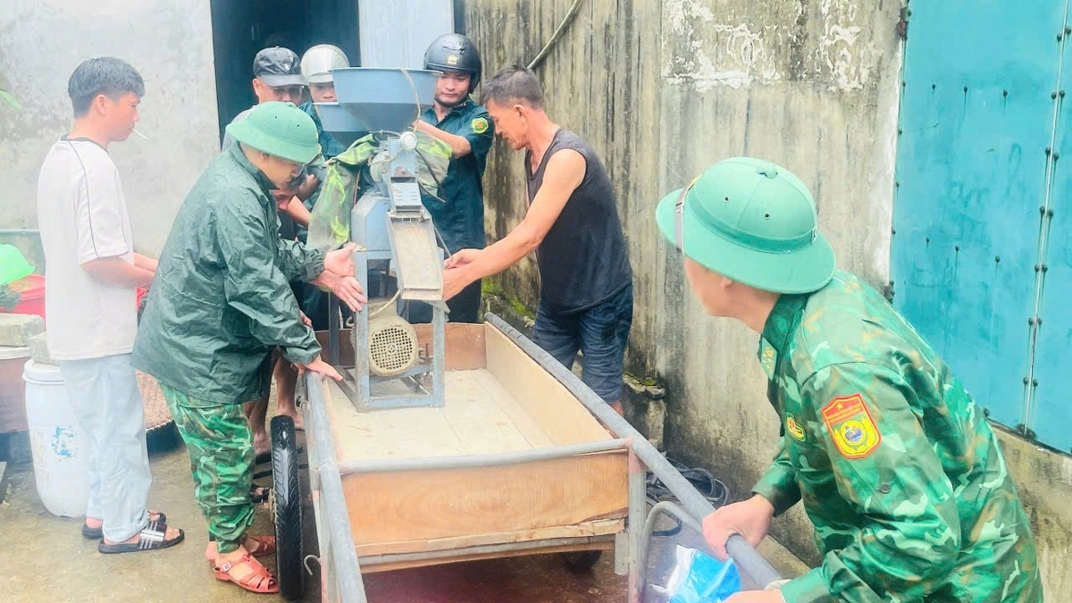 Trung tá Đoàn Đức Long, Đồn trưởng Đồn Biên phòng Lạch Kèn cho hay, hiện 30 chiến sỹ đơn vị đang phối hợp các lực lượng khác hỗ trợ bà con di dời theo nhiều phương án, với tổng số hộ phải di dời phương án cao nhất lên đến 3.579 hộ/hơn 11.000 nhân khẩu. Trung tá Đoàn Đức Long, Đồn trưởng Đồn Biên phòng Lạch Kèn cho hay, hiện 30 chiến sỹ đơn vị đang phối hợp các lực lượng khác hỗ trợ bà con di dời theo nhiều phương án, với tổng số hộ phải di dời phương án cao nhất lên đến 3.579 hộ/hơn 11.000 nhân khẩu.