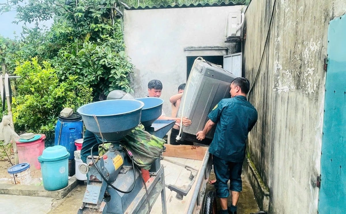 'Hiện đã di dời đồ đạc, con người thuộc 45 hộ/53 nhân khẩu của xã Tiên Điền. Chúng tôi tiếp tục di dời người và tài sản của bà con 3 xã trên, phấn đấu xong trước 17h chiều nay', Trung tá Long thông tin. 'Hiện đã di dời đồ đạc, con người thuộc 45 hộ/53 nhân khẩu của xã Tiên Điền. Chúng tôi tiếp tục di dời người và tài sản của bà con 3 xã trên, phấn đấu xong trước 17h chiều nay', Trung tá Long thông tin.