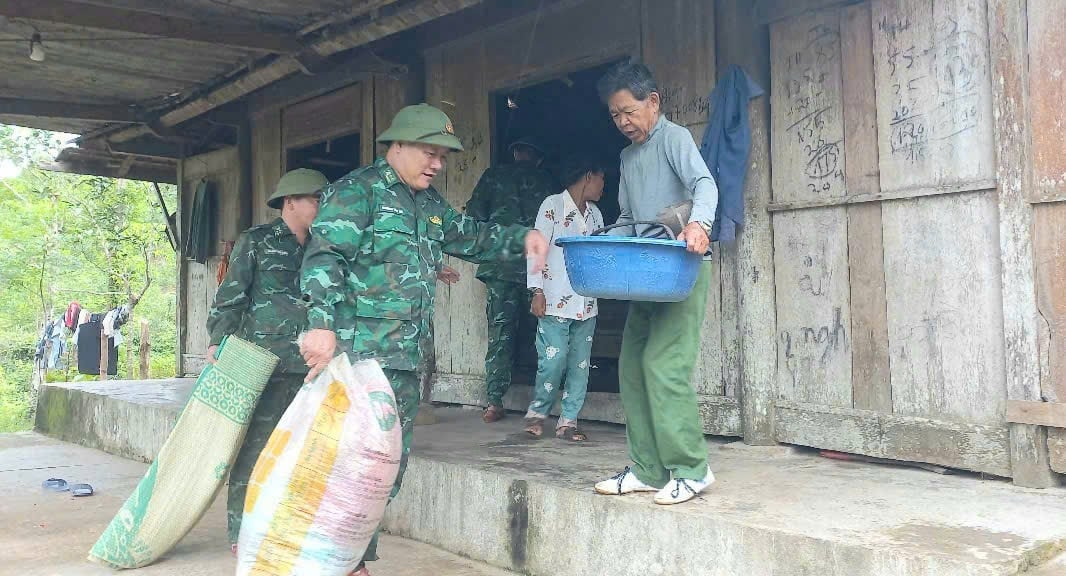 Không chỉ cấp tập dưới biển, các xã khu vực miền núi cũng tập trung hỗ trợ người dân vùng nguy cơ sạt lở đất sơ tán đến nơi an toàn. Không chỉ cấp tập dưới biển, các xã khu vực miền núi cũng tập trung hỗ trợ người dân vùng nguy cơ sạt lở đất sơ tán đến nơi an toàn.