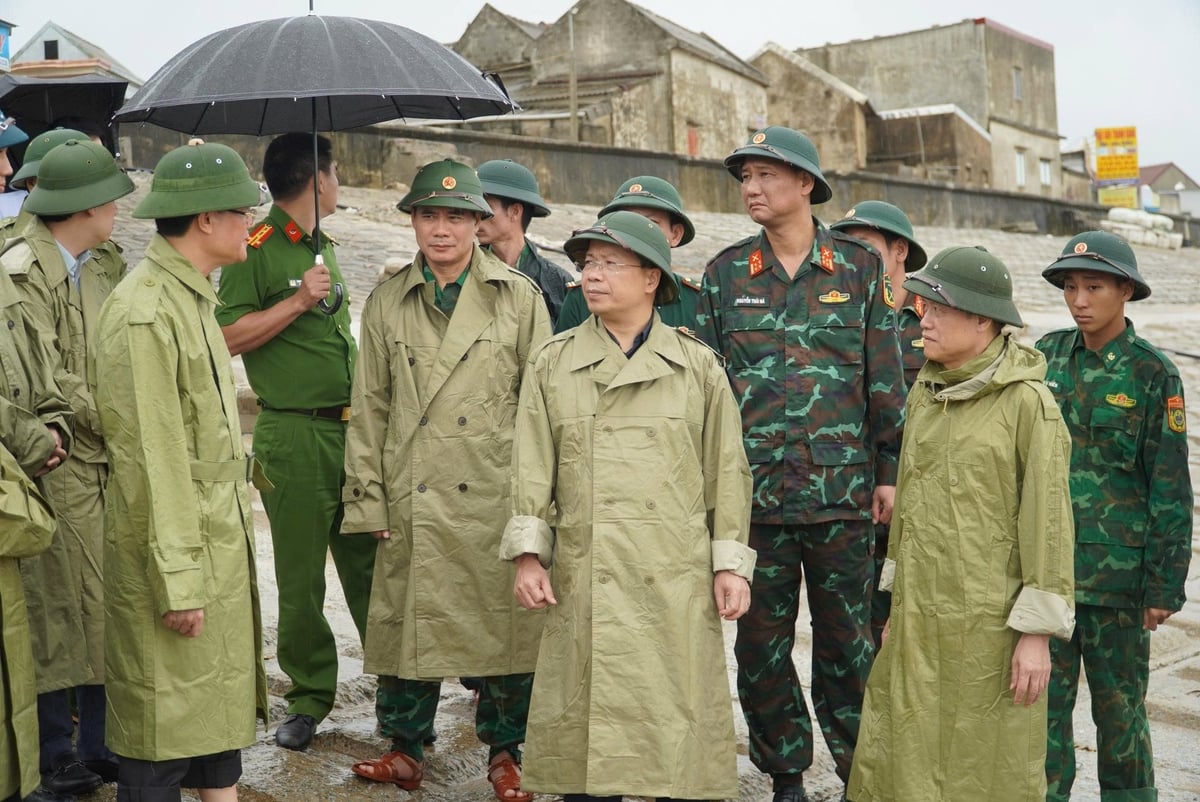 Bí thư Tỉnh ủy Hà Tĩnh Nguyễn Duy Lâm chỉ đạo công tác ứng phó bão số 5 vào sáng 24/8. Ảnh: Thanh Nga. Bí thư Tỉnh ủy Hà Tĩnh Nguyễn Duy Lâm chỉ đạo công tác ứng phó bão số 5 vào sáng 24/8. Ảnh: Thanh Nga.