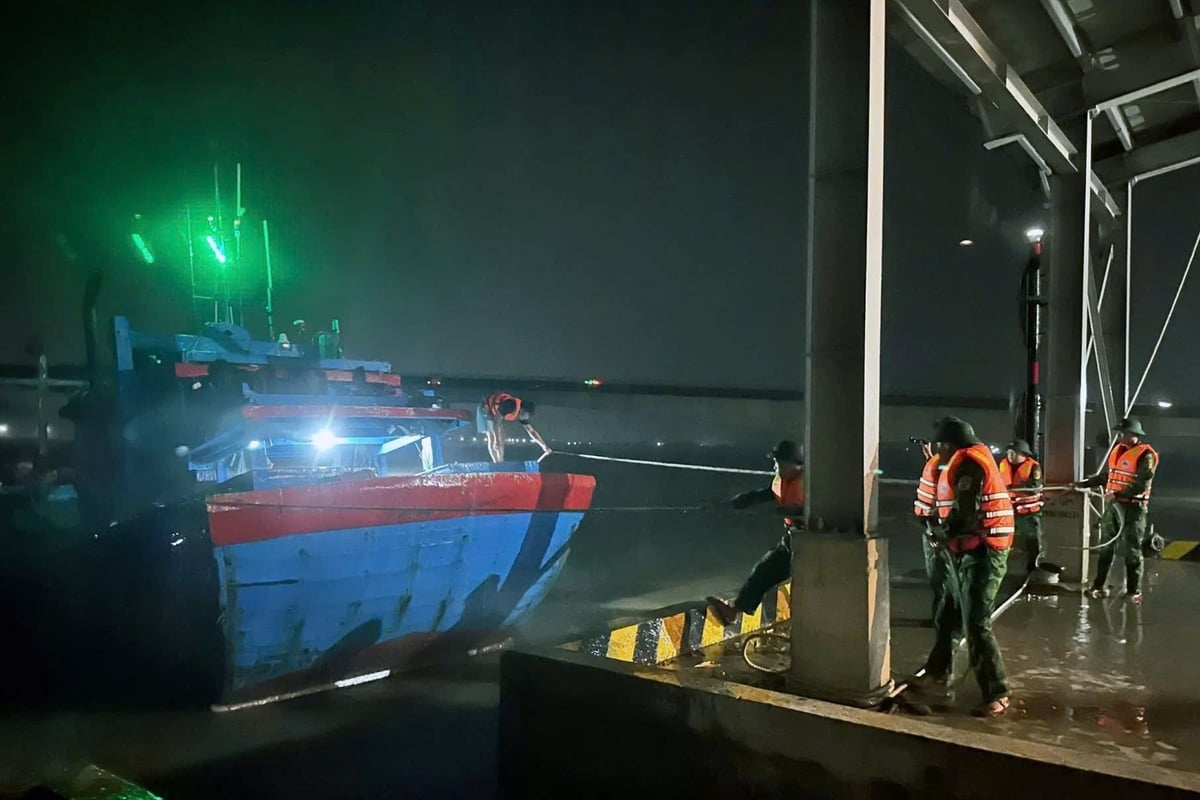 Lực lượng biên phòng hỗ trợ tàu cá bị đứt neo vào nơi tránh trú an toàn. Ảnh: Lê Trường. Lực lượng biên phòng hỗ trợ tàu cá bị đứt neo vào nơi tránh trú an toàn. Ảnh: Lê Trường.
