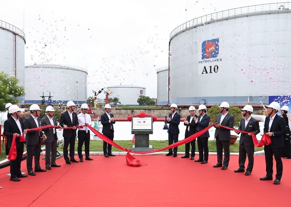 Lễ gắn biển công trình chào mừng 70 năm thành lập Petrolimex tại Hệ thống phối trộn Nhiên liệu hàng không bền vững (SAF). Ảnh: Petrolimex. Lễ gắn biển công trình chào mừng 70 năm thành lập Petrolimex tại Hệ thống phối trộn Nhiên liệu hàng không bền vững (SAF). Ảnh: Petrolimex.