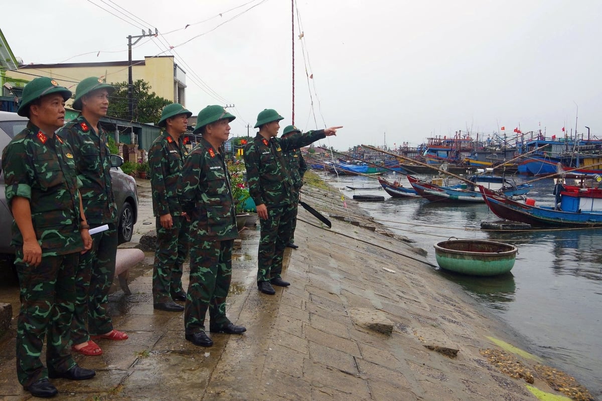 Cán bộ, chiến sĩ Bộ Chỉ huy Quân sự tỉnh Quảng Trị kêu gọi tàu thuyền vào neo đậu tránh trú bão số 5. Ảnh: Xuân Diện. Cán bộ, chiến sĩ Bộ Chỉ huy Quân sự tỉnh Quảng Trị kêu gọi tàu thuyền vào neo đậu tránh trú bão số 5. Ảnh: Xuân Diện.