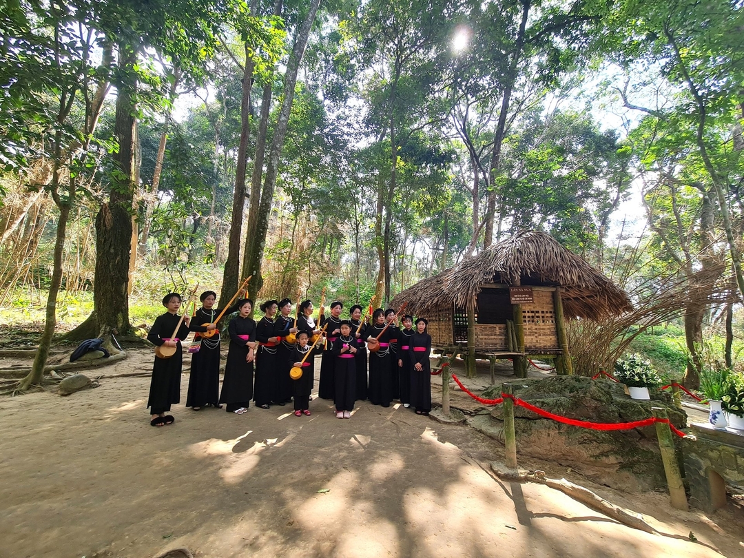 Lán Nà Nưa, thuộc xã Tân Trào, nơi Bác Hồ đã dừng chân, sống và làm việc suốt ba tháng mùa hè năm 1945, những ngày chuẩn bị cho cuộc Tổng khởi nghĩa vĩ đại. Lán Nà Nưa, thuộc xã Tân Trào, nơi Bác Hồ đã dừng chân, sống và làm việc suốt ba tháng mùa hè năm 1945, những ngày chuẩn bị cho cuộc Tổng khởi nghĩa vĩ đại.