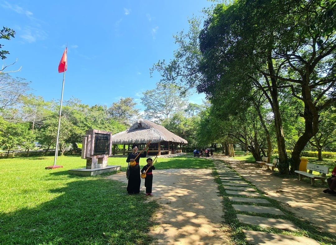 Đình Tân Trào nơi diễn ra Quốc dân Đại hội do Việt Minh triệu tập tháng 8/1945, quyết định Tổng khởi nghĩa, bầu ra Ủy ban dân tộc giải phóng. Đình Tân Trào nơi diễn ra Quốc dân Đại hội do Việt Minh triệu tập tháng 8/1945, quyết định Tổng khởi nghĩa, bầu ra Ủy ban dân tộc giải phóng.