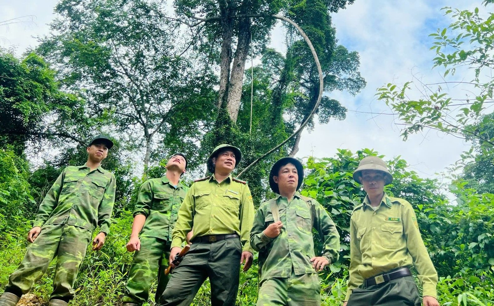 Cán bộ Hạt Kiểm lâm Khu vực V cùng lực lượng bảo vệ rừng tuần tra trong cánh rừng già ở xã Nà Hang, tỉnh Tuyên Quang. Ảnh: Trung Kiên. Cán bộ Hạt Kiểm lâm Khu vực V cùng lực lượng bảo vệ rừng tuần tra trong cánh rừng già ở xã Nà Hang, tỉnh Tuyên Quang. Ảnh: Trung Kiên.