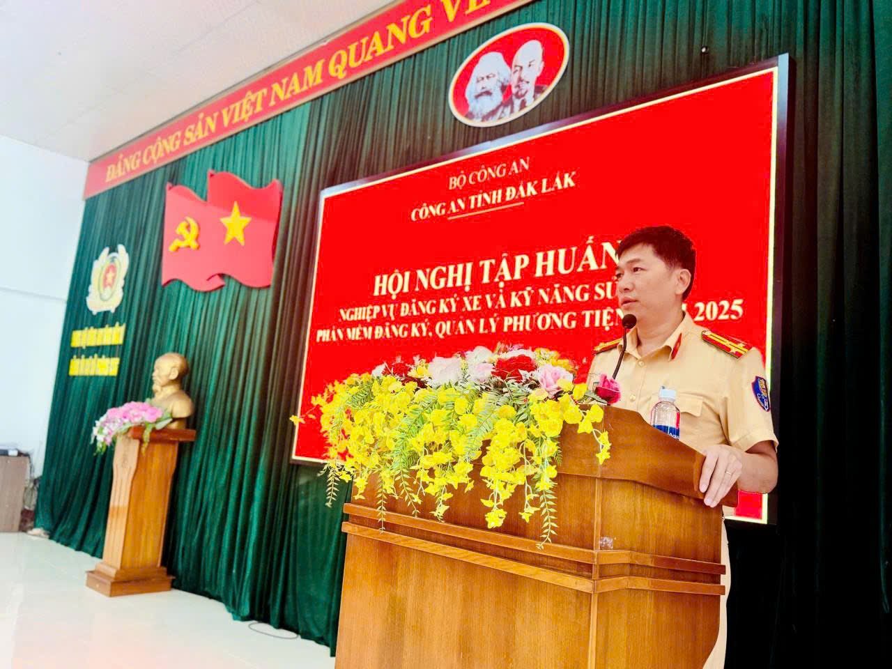 Thượng tá Nguyễn Thanh Phương - Phó Trưởng phòng Cảnh sát giao thông Công an tỉnh Đắk Lắk phát biểu tại hội nghị. Ảnh: Công an tỉnh Đắk Lắk.