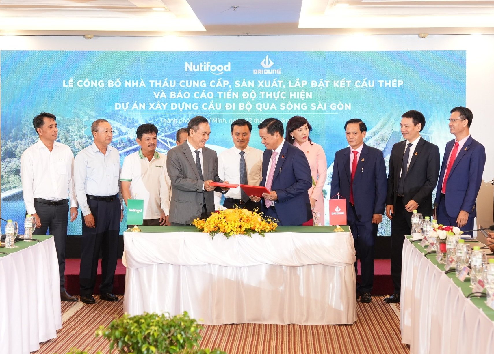 Cầu đi bộ qua sông Sài Gòn là 'món quà tri ân' mà Nutifood dành tặng người tiêu dùng cả nước và người dân TP.HCM nhân kỷ niệm 25 năm thành lập. Ảnh: Nutifood. Cầu đi bộ qua sông Sài Gòn là 'món quà tri ân' mà Nutifood dành tặng người tiêu dùng cả nước và người dân TP.HCM nhân kỷ niệm 25 năm thành lập. Ảnh: Nutifood.