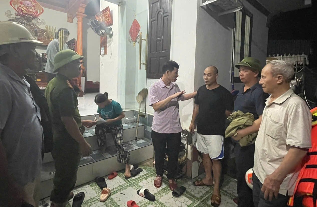 Trước đó, các lực lượng chức năng phòng, chống thiên tai đã gõ cửa các hộ dân vùng ven biển để yêu cầu sơ tán trước khi bão số 5 đổ bộ.
