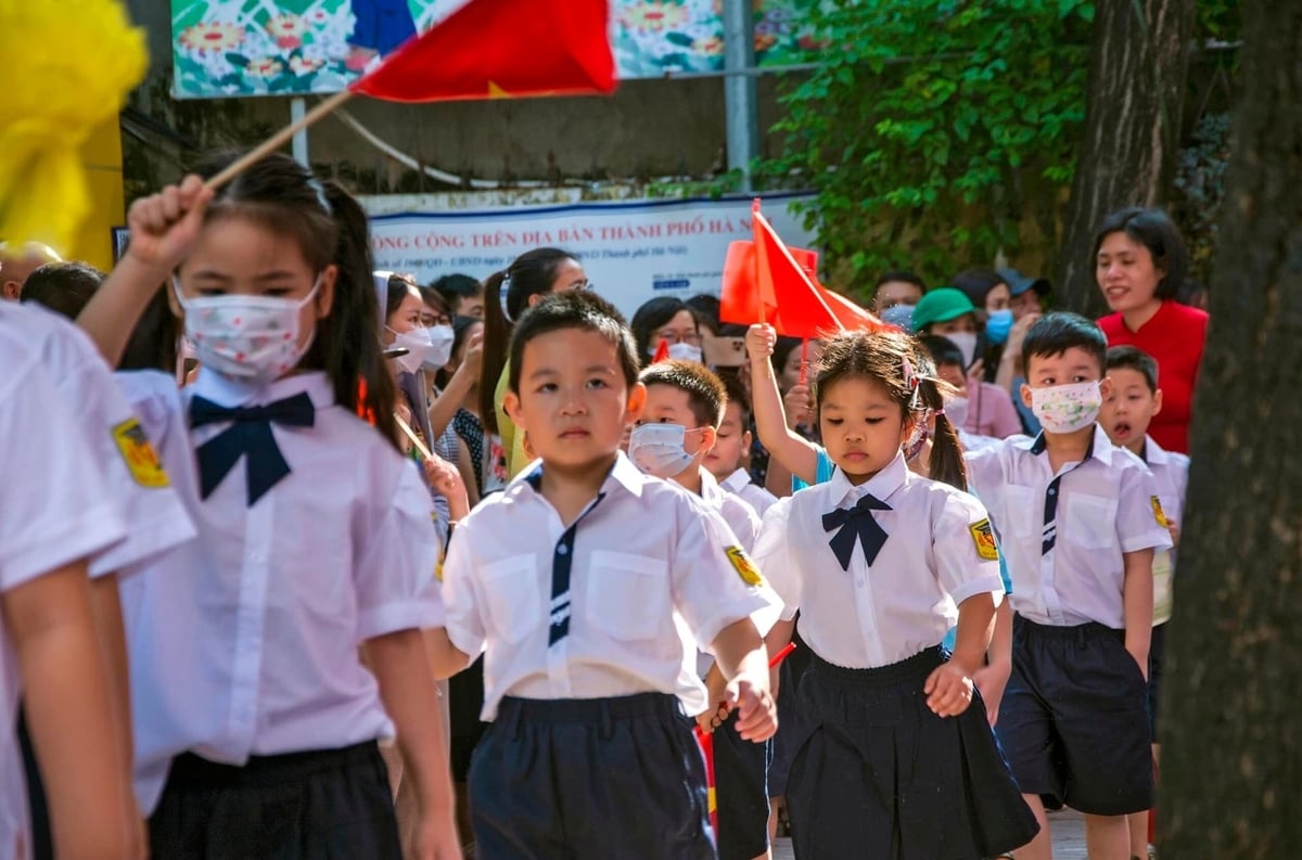 Năm nay, lễ khai giảng có điểm mới khi đúng 8 giờ sáng, toàn bộ các trường sẽ tiếp sóng chương trình Kỷ niệm 80 năm ngày thành lập và Lễ khai giảng do Bộ GD&ĐT tổ chức. Ảnh: Hoàng Hiền. Năm nay, lễ khai giảng có điểm mới khi đúng 8 giờ sáng, toàn bộ các trường sẽ tiếp sóng chương trình Kỷ niệm 80 năm ngày thành lập và Lễ khai giảng do Bộ GD&ĐT tổ chức. Ảnh: Hoàng Hiền.
