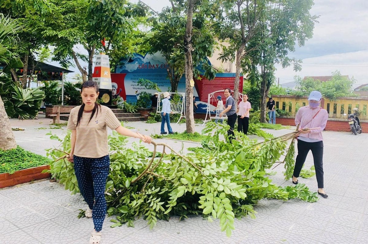 Giáo viên Trường Tiểu học Thanh Toàn (phường Thanh Thủy) dọn dẹp cây xanh để chống mưa bão. Ảnh: Văn Dinh.