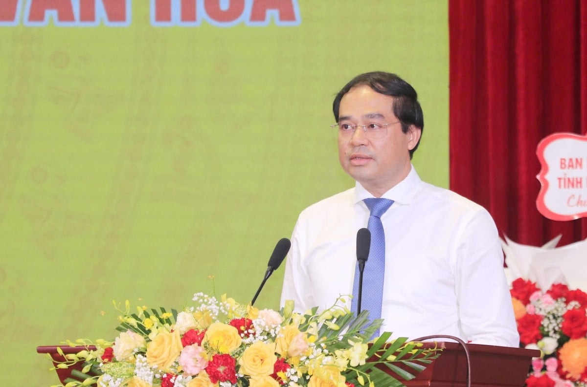 Bí thư Tỉnh ủy Lào Cai - Trịnh Xuân Trường chỉ đạo cần phát triển ngành Văn hóa theo hướng tiên tiến, đậm đà bản sắc để góp sức đưa Lào Cai trở thành trung tâm kết nối kinh tế - văn hóa của vùng. Ảnh: Thanh Tiến. Bí thư Tỉnh ủy Lào Cai - Trịnh Xuân Trường chỉ đạo cần phát triển ngành Văn hóa theo hướng tiên tiến, đậm đà bản sắc để góp sức đưa Lào Cai trở thành trung tâm kết nối kinh tế - văn hóa của vùng. Ảnh: Thanh Tiến.