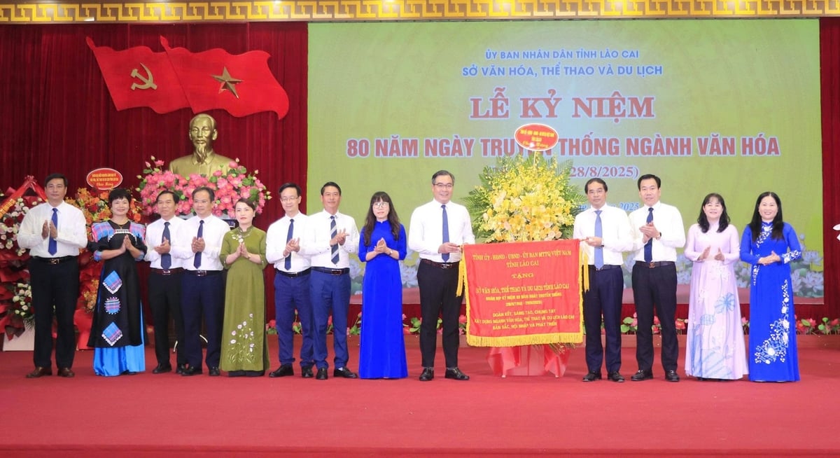 Lãnh đạo tỉnh Lào Cai tặng cờ và hoa cho Sở Văn hóa, Thể thao và Du lịch. Ảnh: Thanh Tiến. Lãnh đạo tỉnh Lào Cai tặng cờ và hoa cho Sở Văn hóa, Thể thao và Du lịch. Ảnh: Thanh Tiến.