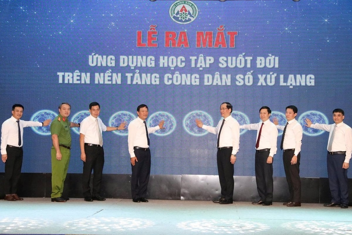 Các đại biểu ấn nút ra mắt ứng dụng 'Học tập suốt đời' trên nền tảng Công dân số Xứ Lạng. Ảnh: Hoàng Nghĩa.