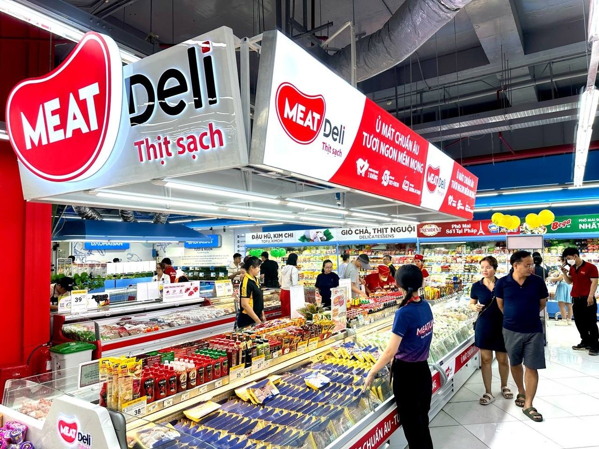Khách hàng mua sắm mặt hàng thịt ủ mát MEATDeli tại WinMart. Ảnh: MS. Khách hàng mua sắm mặt hàng thịt ủ mát MEATDeli tại WinMart. Ảnh: MS.