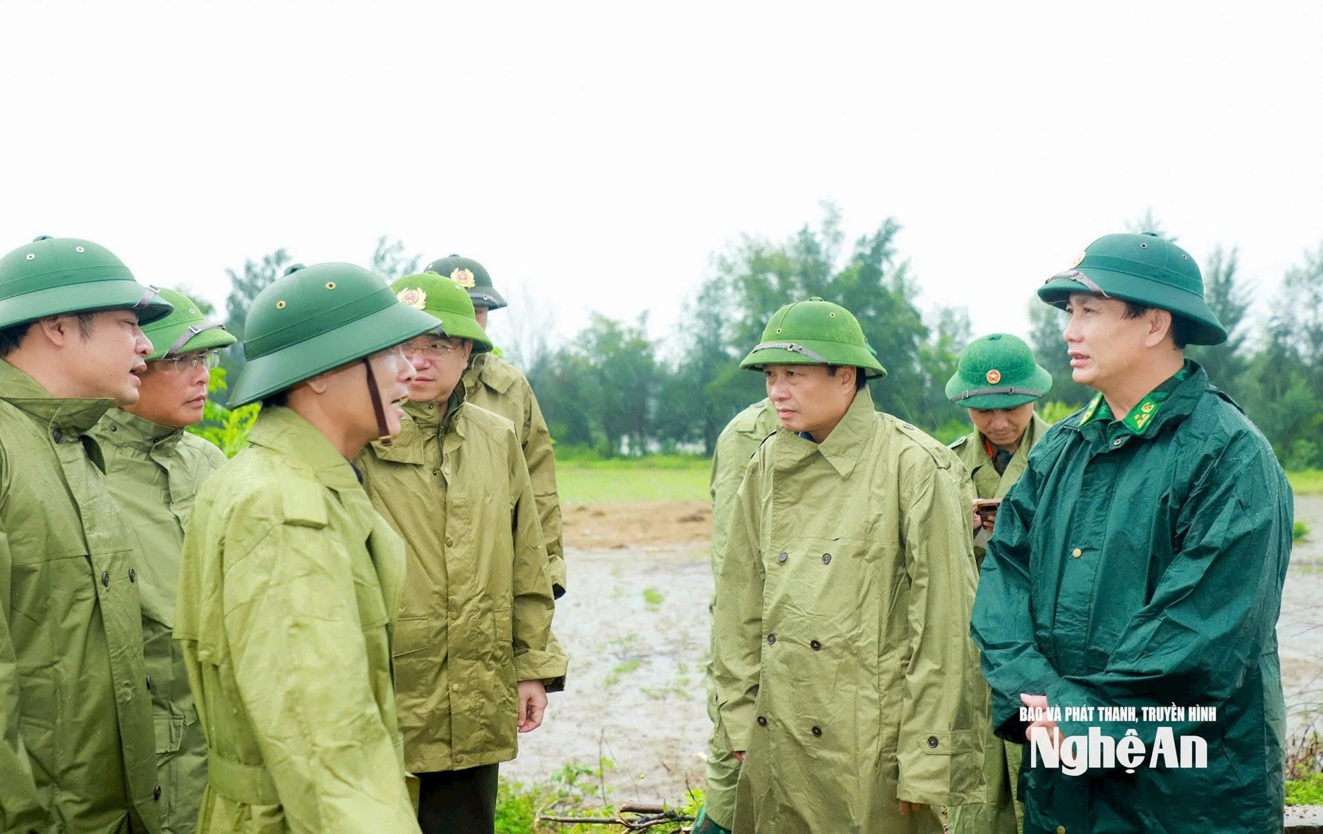 bao-so-5-giu-suc-gio-cap-14-ap-sat-bo-bien-nghe-an-093357_710