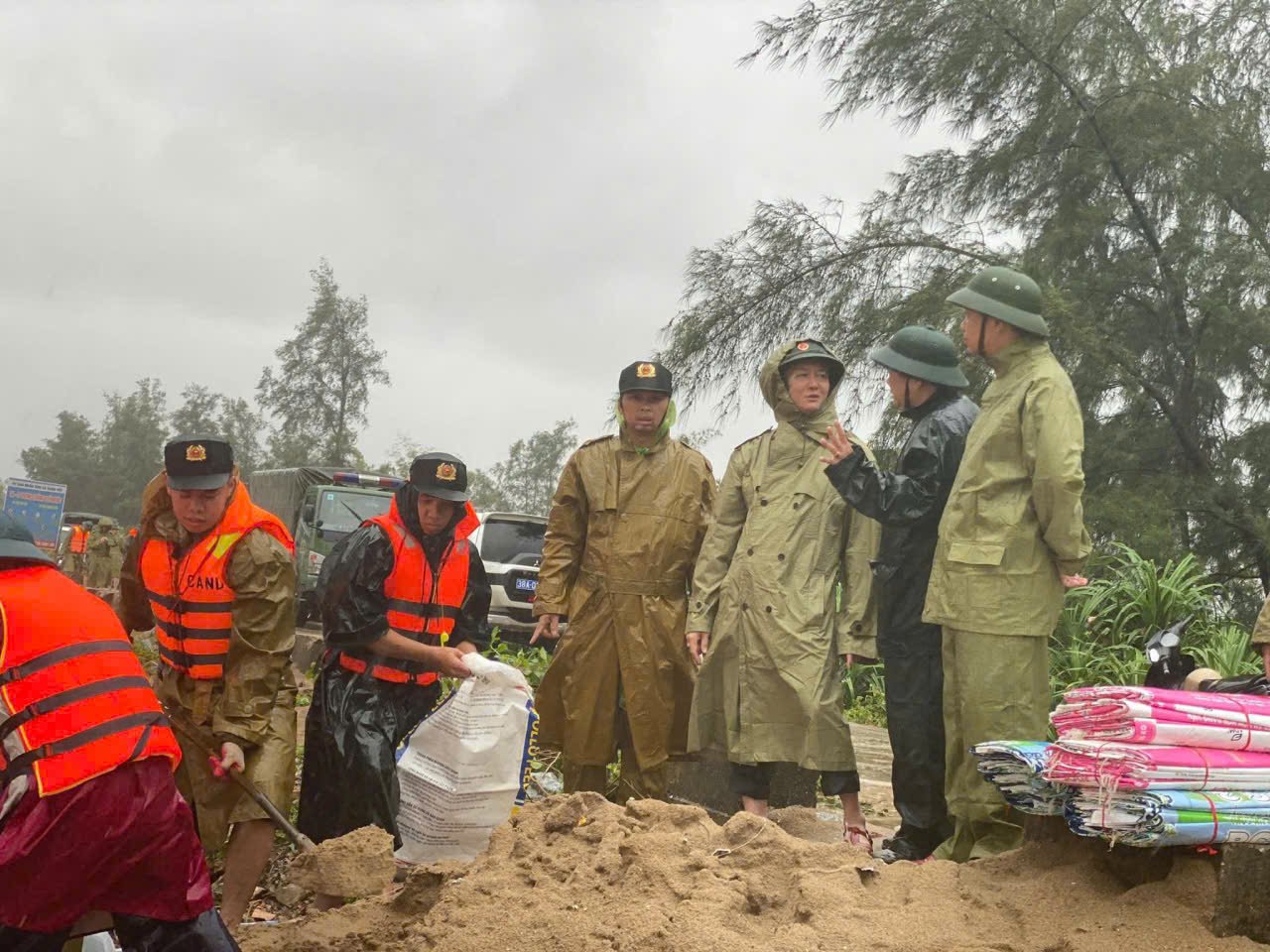 bao-so-5-giu-suc-gio-cap-14-ap-sat-bo-bien-nghe-an-094829_889