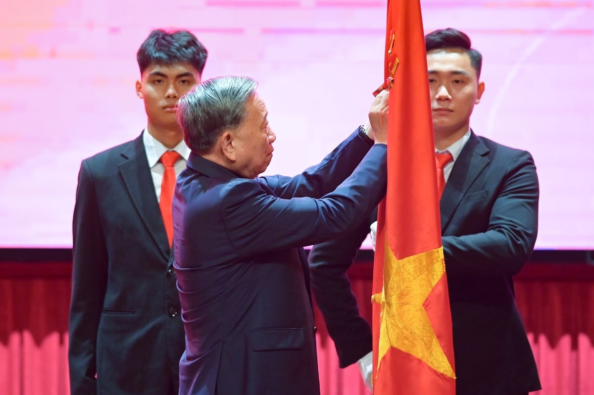 Tổng Bí thư Tô Lâm đã trao tặng Bộ Ngoại giao danh hiệu Huân chương Lao động hạng Nhất. Ảnh: Tùng Đinh. Tổng Bí thư Tô Lâm đã trao tặng Bộ Ngoại giao danh hiệu Huân chương Lao động hạng Nhất. Ảnh: Tùng Đinh.