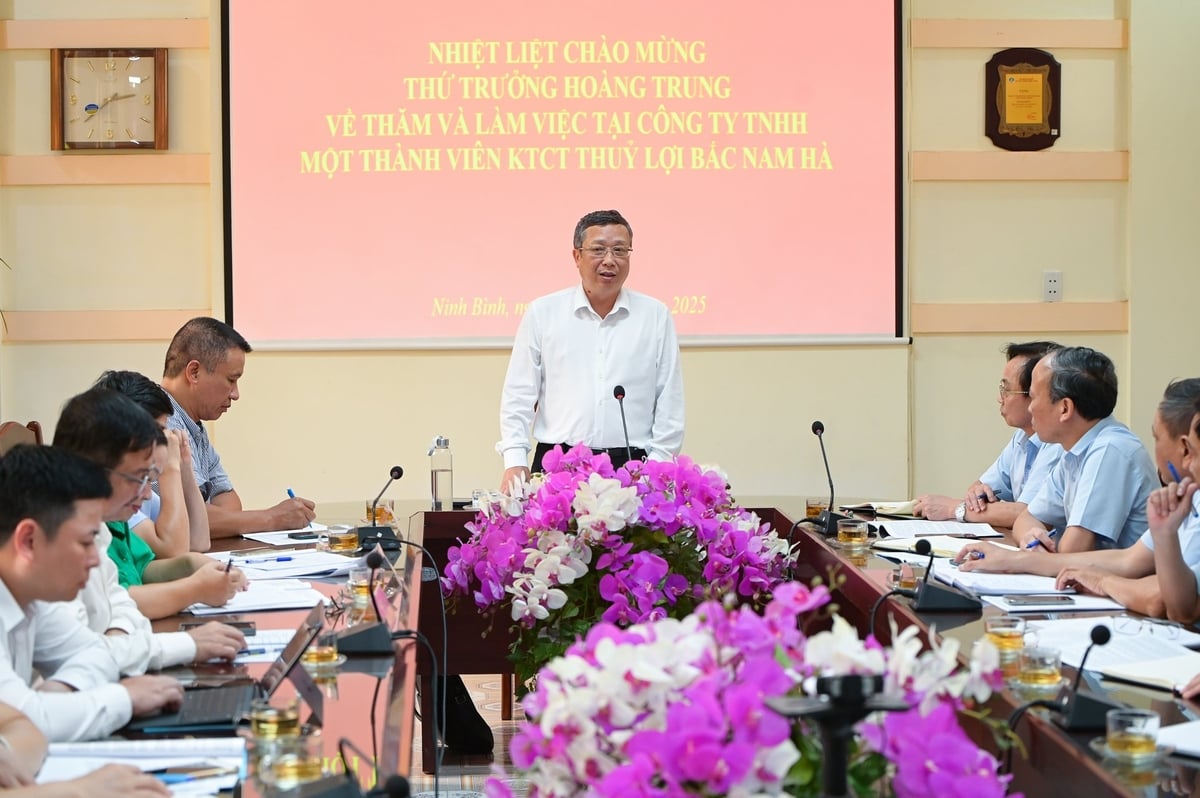 Thứ trưởng Hoàng Trung làm việc với Công ty Khai thác công trình thủy lợi Bắc Nam Hà. Ảnh: Tùng Đinh. Thứ trưởng Hoàng Trung làm việc với Công ty Khai thác công trình thủy lợi Bắc Nam Hà. Ảnh: Tùng Đinh.