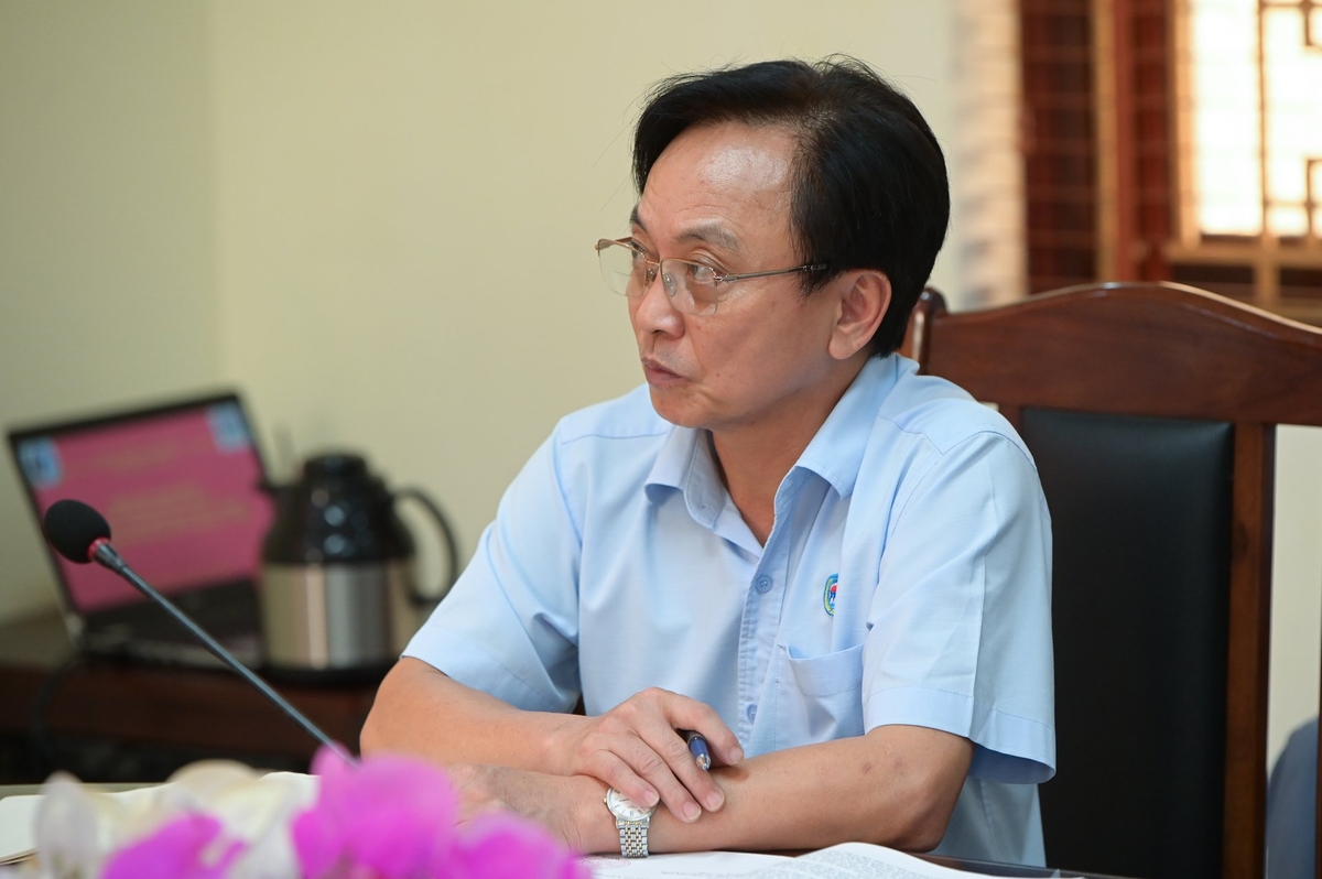 Chủ tịch Công ty Khai thác công trình thủy lợi Bắc Nam Hà Nguyễn Văn Dũng lắng nghe chỉ đạo từ Thứ trưởng Hoàng Trung. Ảnh: Tùng Đinh. Chủ tịch Công ty Khai thác công trình thủy lợi Bắc Nam Hà Nguyễn Văn Dũng lắng nghe chỉ đạo từ Thứ trưởng Hoàng Trung. Ảnh: Tùng Đinh.