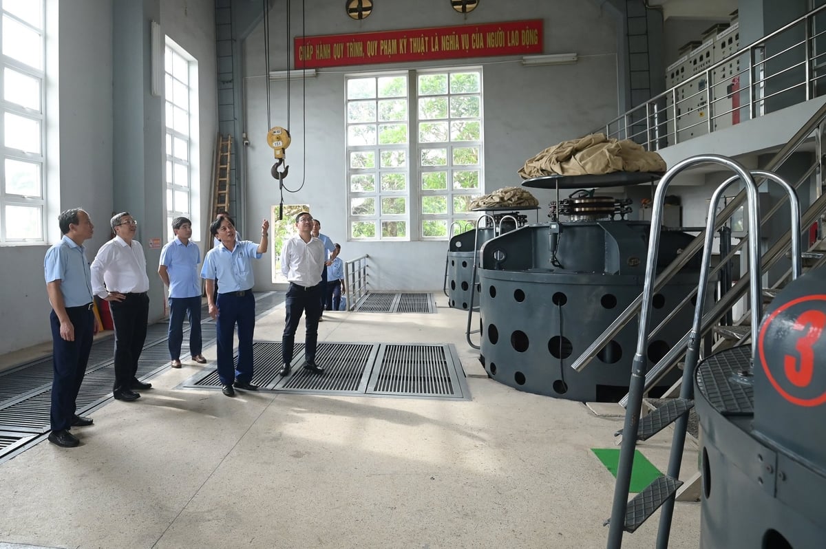 Công ty Khai thác công trình thủy lợi Bắc Nam Hà đang vận hành, duy tu và bảo dưỡng các thiết bị hiệu quả dù đã hoạt động hàng chục năm. Ảnh: Tùng Đinh. Công ty Khai thác công trình thủy lợi Bắc Nam Hà đang vận hành, duy tu và bảo dưỡng các thiết bị hiệu quả dù đã hoạt động hàng chục năm. Ảnh: Tùng Đinh.