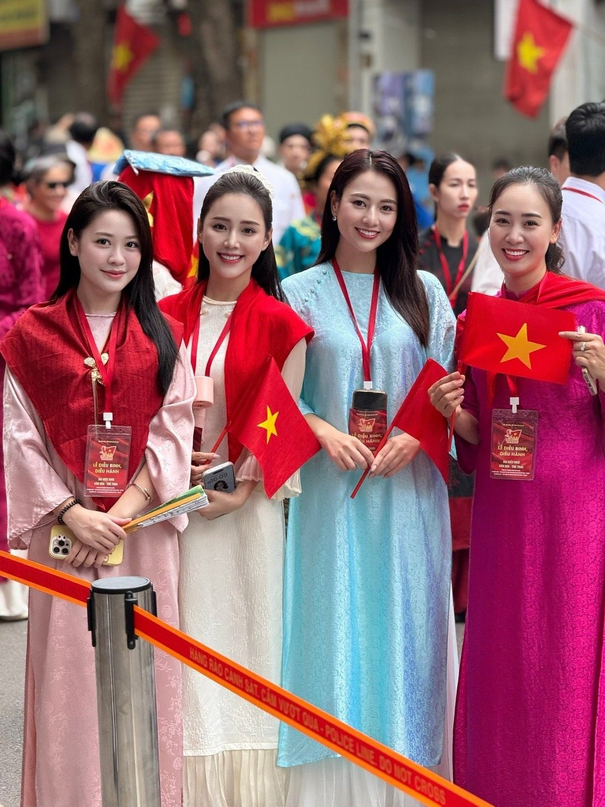 Dàn nghệ sĩ của Nhà hát Kịch Việt Nam rạng rỡ trong buổi tổng hợp luyện chuẩn bị cho lễ diễu binh, diễu hành trong ngày 2/9 tới đây. Ảnh: Facebook nhân vật. Dàn nghệ sĩ của Nhà hát Kịch Việt Nam rạng rỡ trong buổi tổng hợp luyện chuẩn bị cho lễ diễu binh, diễu hành trong ngày 2/9 tới đây. Ảnh: Facebook nhân vật.
