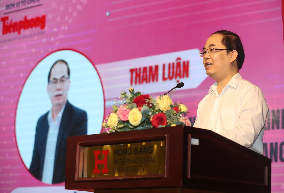 TS Tạ Mạnh Hùng, Phó Cục trưởng Cục Quản lý Dược (Bộ Y tế) chia sẻ tại hội thảo. Ảnh: Phạm Nguyễn.