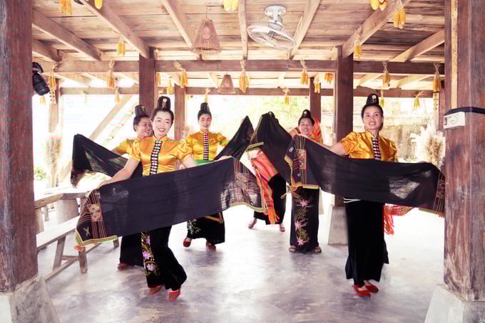 Tiết mục văn nghệ truyền thống của đồng bào Thái đen ở bản Che Căn, xã Mường Phăng. Ảnh: Hoàng Châu. 