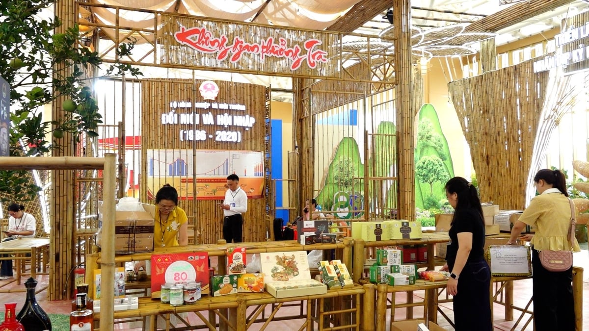 Các gian hàng thủ công mỹ nghệ tái hiện không gian đa sắc màu gắn với du lịch nông thôn. Ảnh: Thanh Thủy. Các gian hàng thủ công mỹ nghệ tái hiện không gian đa sắc màu gắn với du lịch nông thôn. Ảnh: Thanh Thủy.