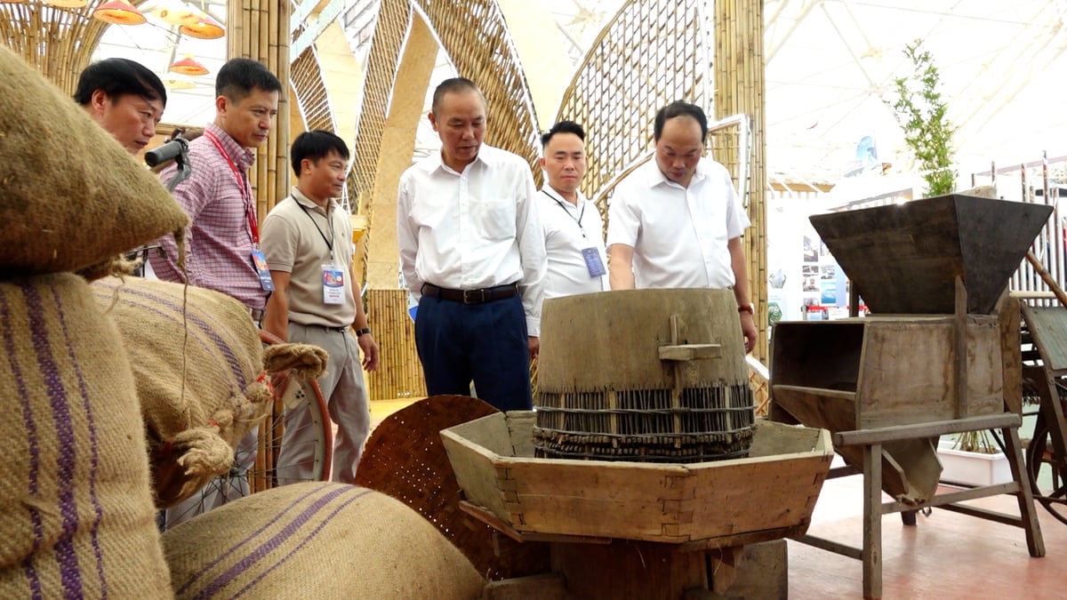 Không gian trưng bày gắn truyền thống với hiện đại để khách tham quan cảm nhận sự phát triển vượt bậc của ngành nông nghiệp trong 80 năm. Ảnh: Thanh Thủy. Không gian trưng bày gắn truyền thống với hiện đại để khách tham quan cảm nhận sự phát triển vượt bậc của ngành nông nghiệp trong 80 năm. Ảnh: Thanh Thủy.