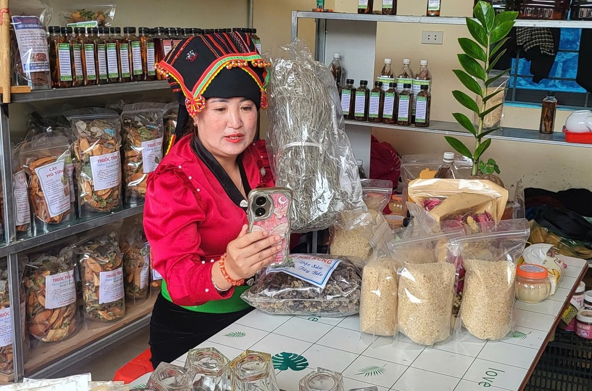 Phụ nữ dân tộc livestream bán hàng giới thiệu sản phẩm nông sản tỉnh Điện Biên. Ảnh: Hoàng Châu. Phụ nữ dân tộc livestream bán hàng giới thiệu sản phẩm nông sản tỉnh Điện Biên. Ảnh: Hoàng Châu.