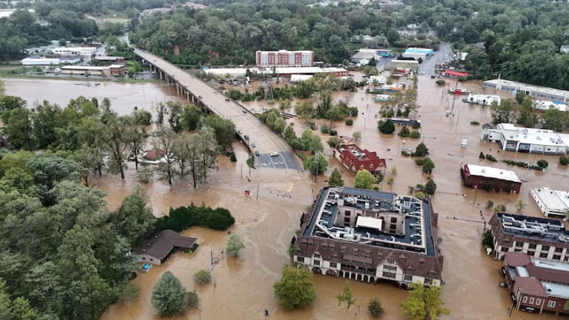 Lũ lụt do cơn bão Helene bao trùm các đường phố ở Asheville, Bắc Carolina, tháng 9/2024. Ảnh: EPA.