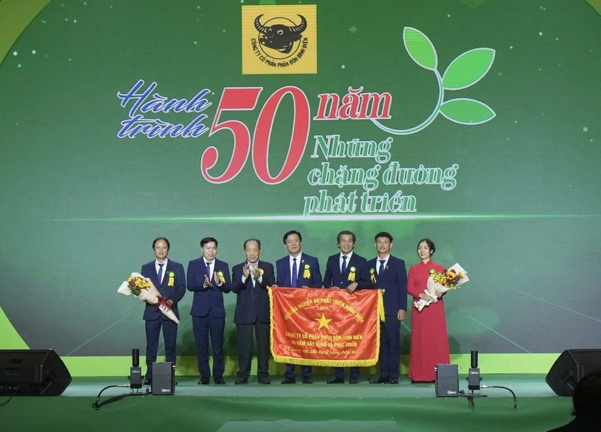 Bộ NN-PTNT, nay là Bộ Nông nghiệp và Môi trường khen tặng Công ty CP Phân bón Bình Điền 50 năm xây dựng và phát triển. Ảnh: Ngọc Vân. Bộ NN-PTNT, nay là Bộ Nông nghiệp và Môi trường khen tặng Công ty CP Phân bón Bình Điền 50 năm xây dựng và phát triển. Ảnh: Ngọc Vân.