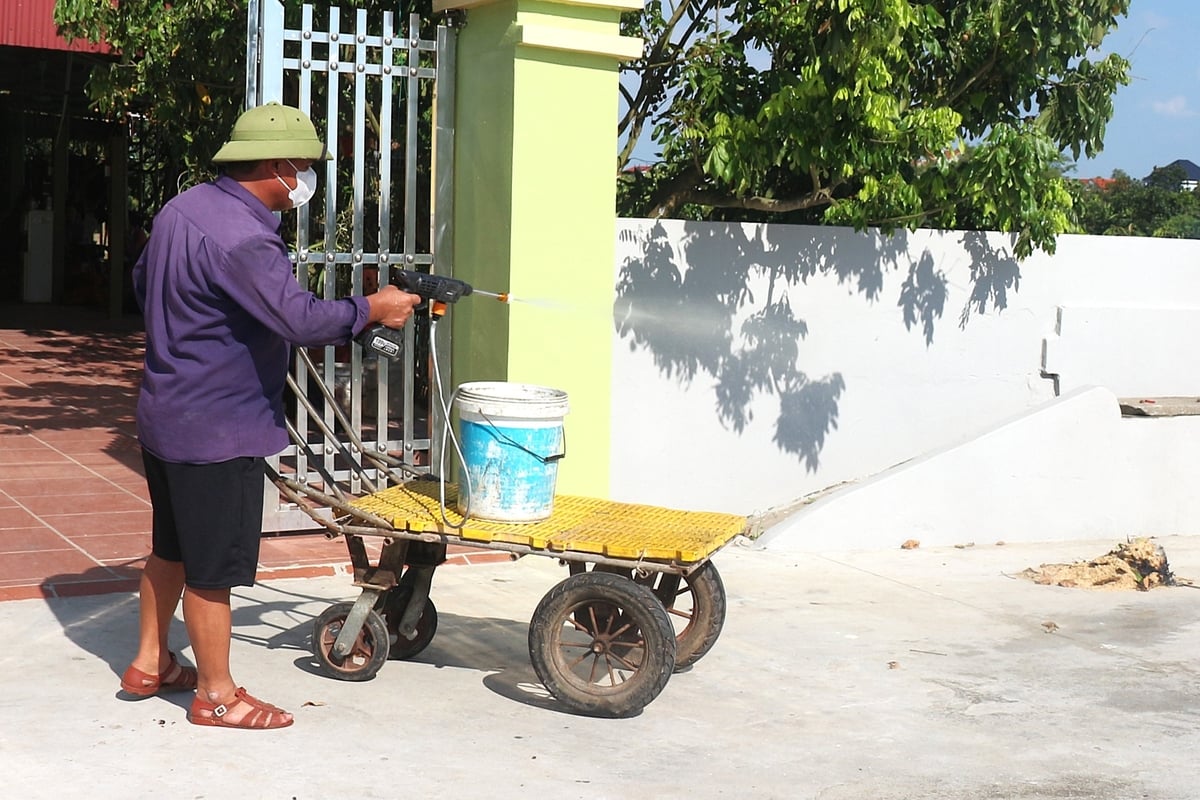 Người dân phun khử trùng tiêu độc khu vực xung quanh nhà và chuồng trại theo định kỳ. Ảnh: Phạm Hiếu. Người dân phun khử trùng tiêu độc khu vực xung quanh nhà và chuồng trại theo định kỳ. Ảnh: Phạm Hiếu.