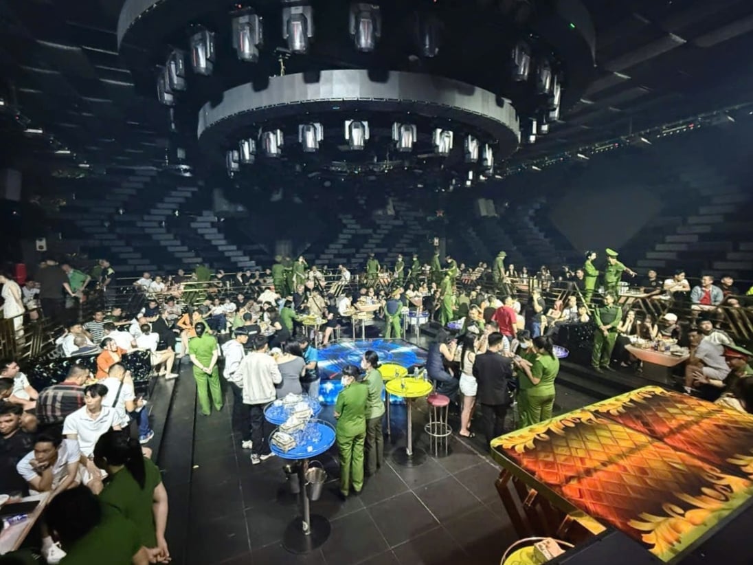 Công an phường Buôn Ma Thuột kiểm tra Club 47, phát hiện nhiều sai phạm nghiêm trọng. Ảnh: Tuấn Trần. Công an phường Buôn Ma Thuột kiểm tra Club 47, phát hiện nhiều sai phạm nghiêm trọng. Ảnh: Tuấn Trần.