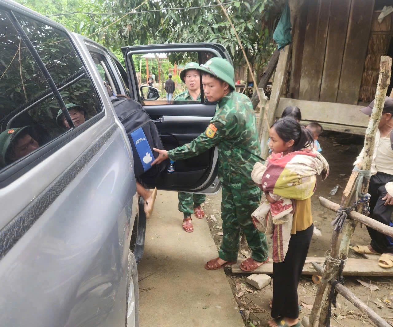 Các phương tiện đều được huy động để tổ chức di dời người dân đến nơi an toàn. Ảnh: H. Nam. Các phương tiện đều được huy động để tổ chức di dời người dân đến nơi an toàn. Ảnh: H. Nam.