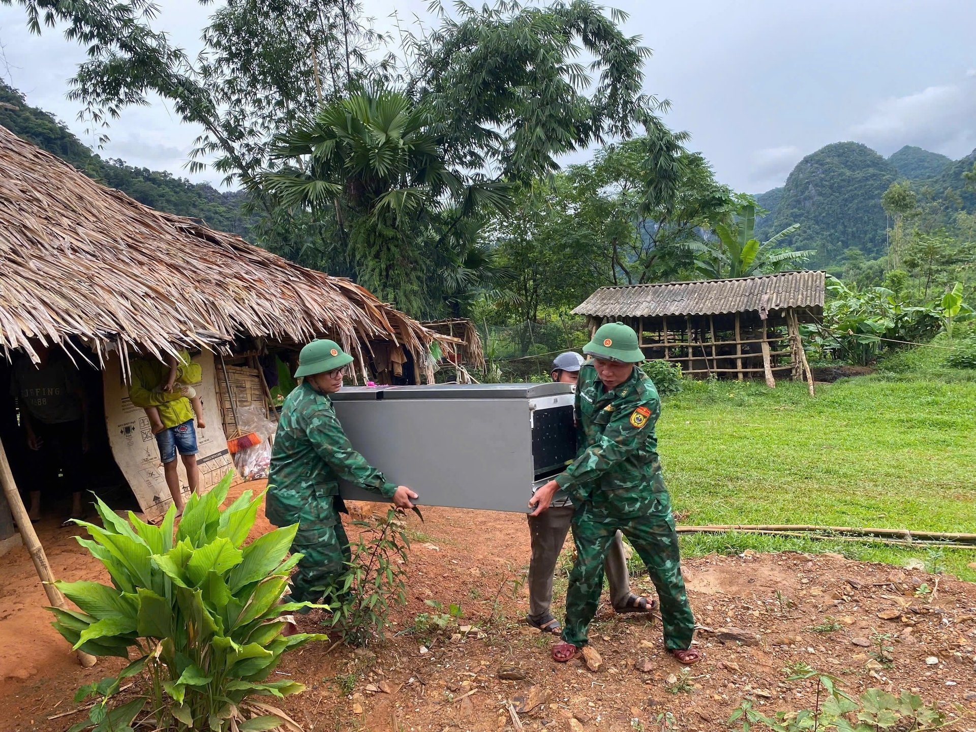 Lực lượng Bộ đội Biên phòng Quảng Trị hỗ trợ di chuyển tài sản cho bà con. Ảnh: H. Nam. Lực lượng Bộ đội Biên phòng Quảng Trị hỗ trợ di chuyển tài sản cho bà con. Ảnh: H. Nam.