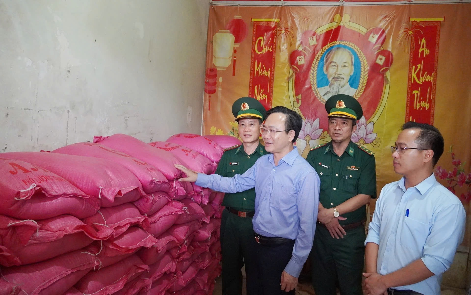 Hơn 2 tấn lương thực được vận chuyển và dự trữ để hỗ trợ cho đồng bào Rục (xã Kim Phú) khi bị mưa lũ cô lập. Ảnh: X. Phú. Hơn 2 tấn lương thực được vận chuyển và dự trữ để hỗ trợ cho đồng bào Rục (xã Kim Phú) khi bị mưa lũ cô lập. Ảnh: X. Phú.