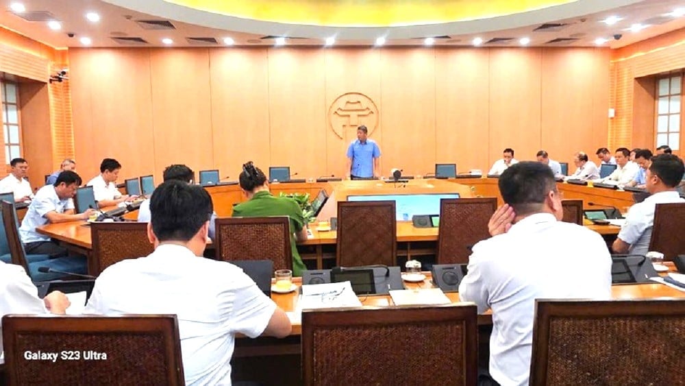 Phó Chủ tịch UBND thành phố Hà Nội Nguyễn Mạnh Quyền chủ trì cuộc họp với các sở, ngành, địa phương và các doanh nghiệp, cơ sở giết mổ trên địa bàn thành phố. Ảnh: Thu Hằng. Phó Chủ tịch UBND thành phố Hà Nội Nguyễn Mạnh Quyền chủ trì cuộc họp với các sở, ngành, địa phương và các doanh nghiệp, cơ sở giết mổ trên địa bàn thành phố. Ảnh: Thu Hằng.
