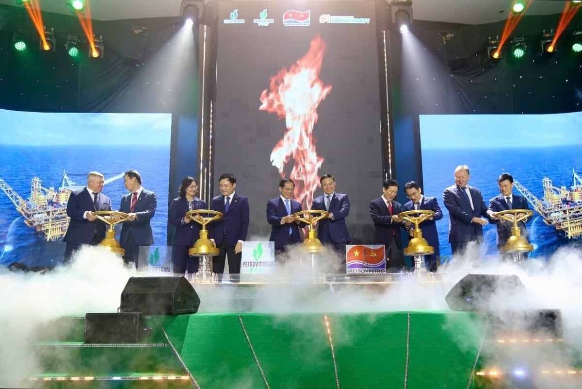 Lễ đón mừng dòng dầu đầu tiên từ dự án phát triển mỏ Kình Ngư Trắng - Kình Ngư Trắng Nam. Ảnh: Petrovietnam. Lễ đón mừng dòng dầu đầu tiên từ dự án phát triển mỏ Kình Ngư Trắng - Kình Ngư Trắng Nam. Ảnh: Petrovietnam.
